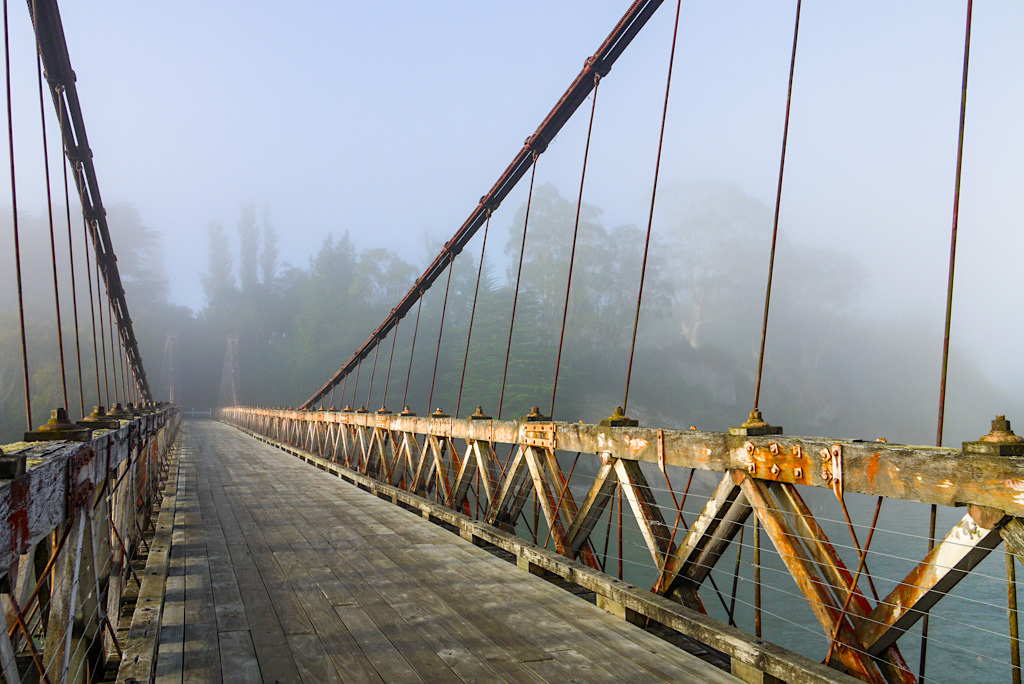 Clifden Suspension Bridge - Sonnenaufgang, Morgenstimmung & Bodennebel: perfekter Fotospot - Südinsel, Neuseeland