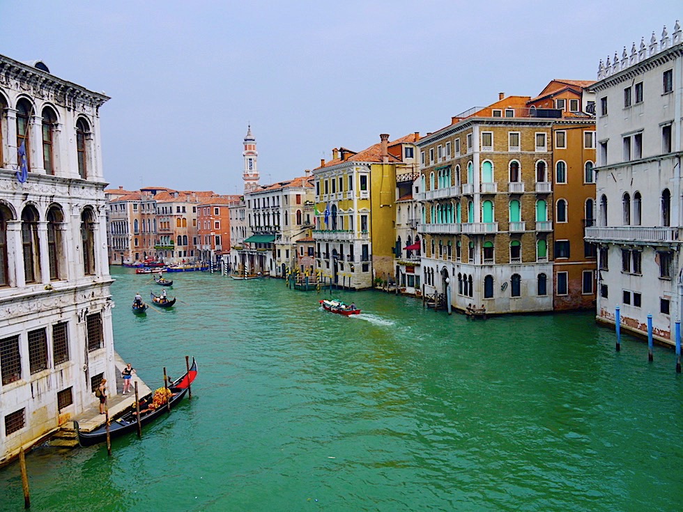 Lagunenstadt Venedig - Blick auf den Canal Grande gesehen von Rialto Brücke - Italien