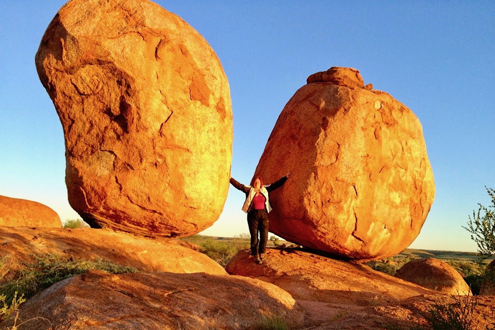 Karlu Karlu oder Devil Marbles - Sonnenuntergang erzeugt feurig leuchtende Farben auf den Felsen - Northern Territory