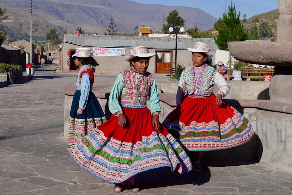 Chivay & Yanque - Kinder tanzen für Touristen - Colca Canyon - Peru