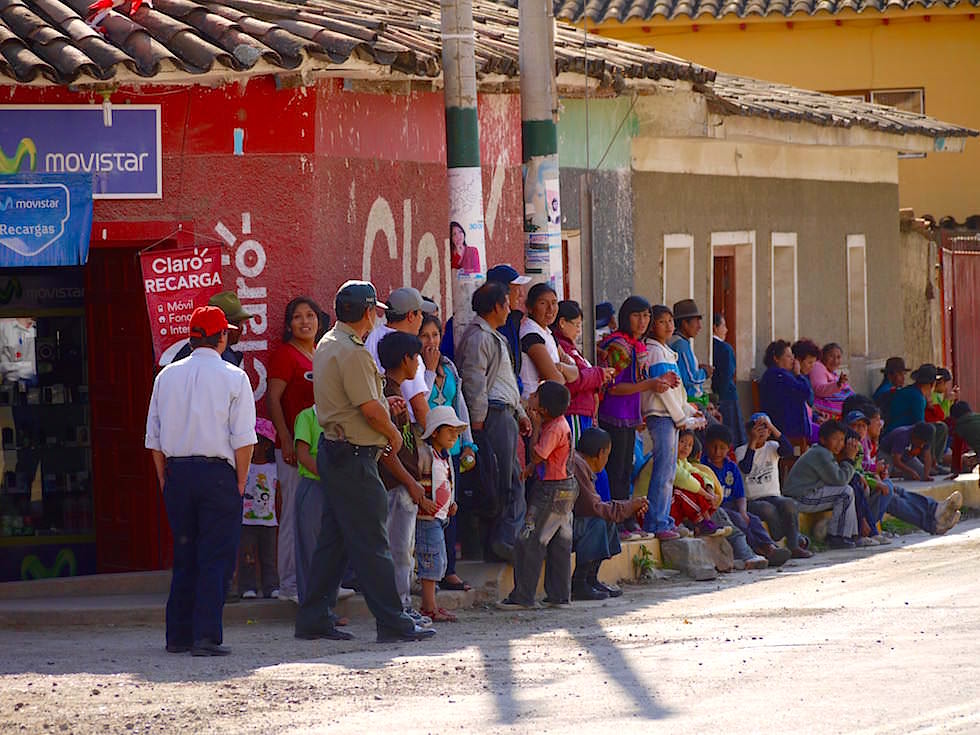 Warten auf das Rennen Caminos del Inca - Curahuasi Peru