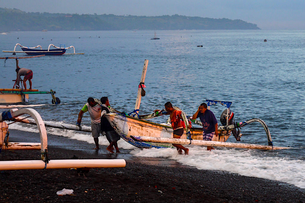 Amed Bali - Fischer kommen nach ihrem nächtlichen Fischfang zurück bei Sonnenaufgang - Indonesien