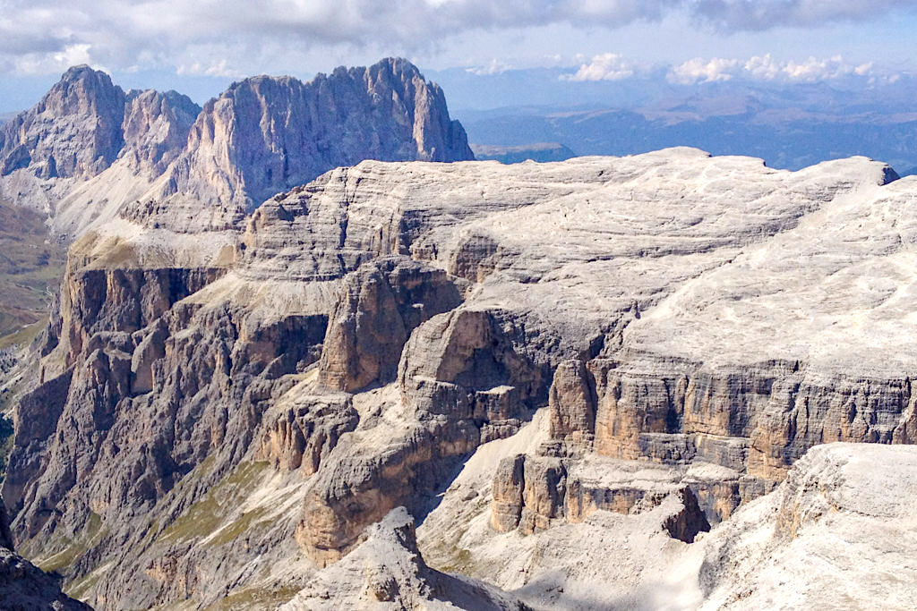 Piz Boe Gipfel - Atemberaubende Ausblicke auf die Sella-Gruppe & die Bergwelt der Dolomiten nach einer kurzen leichten Wanderung vom Sass Pordoi - Südtirol
