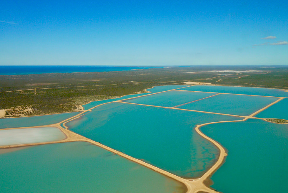 Shark Bay Scenic Flight: Useless Loop Salzgewinnung & frisch geflutete Meerwasserbecken - Western Australia