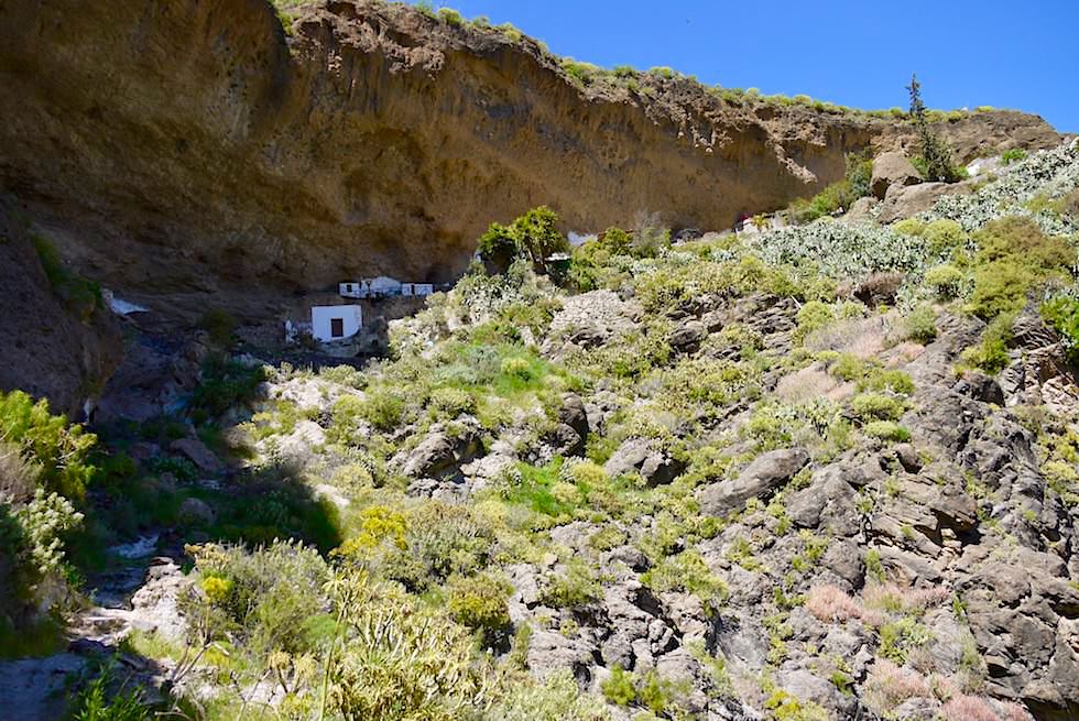 Acusa Seca bei Artenara - Uralte Höhlensiedlung unter einem gigantischen Felsvorsprung - Gran Canaria