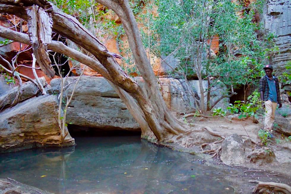 Mimbi Caves - Geister besänftigen bevor die Höhlen betreten werden - Kimberley - Western Australia