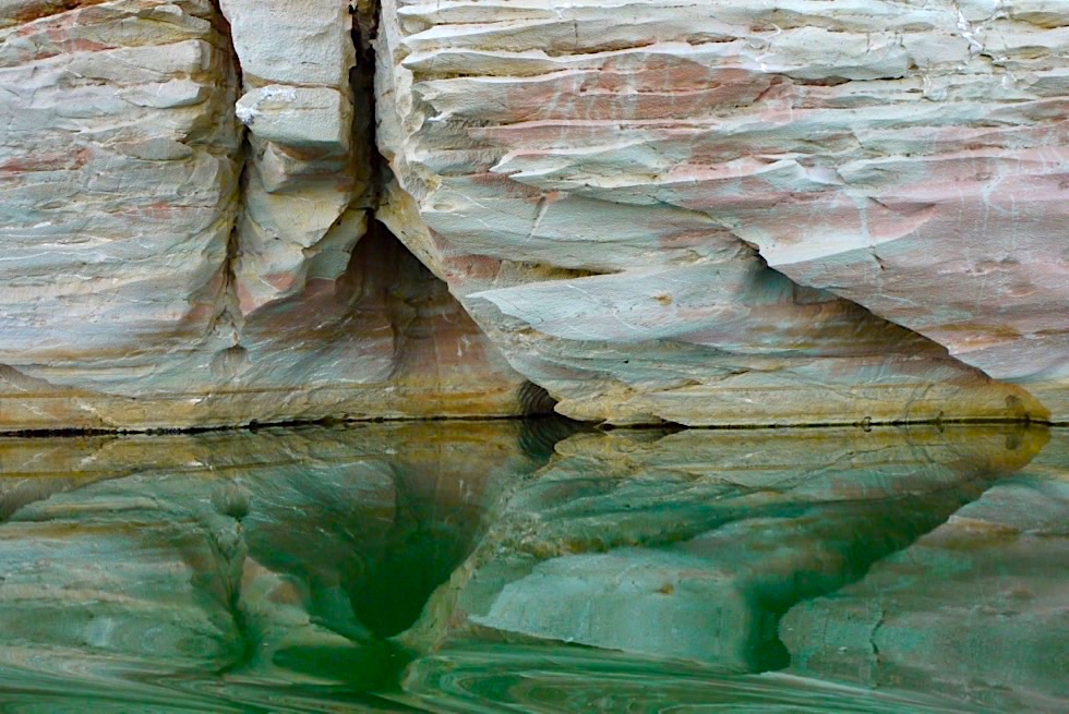 Geikie Gorge Sunset Boot Tour - Pink-weiße Felsen spiegeln sich im smaragdgrünen Fitzroy River - Kimberley - Western Australia