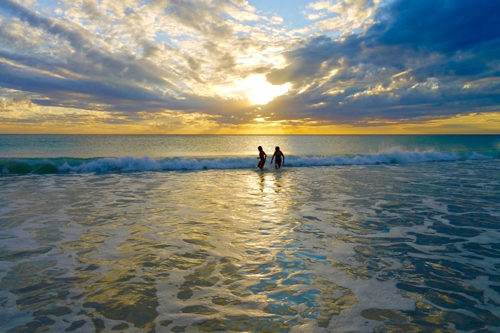 Cable Beach - Schwimmen bei Sonnenuntergang - Broome - Kimberley, Western Australia