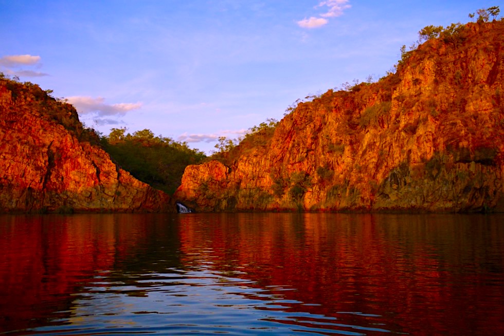 Edith Falls - Atemberaubend: Sonnenuntergang taucht Felsen in blutrotes Farbenkleid - Nitmiluk National Park - Northern Territory