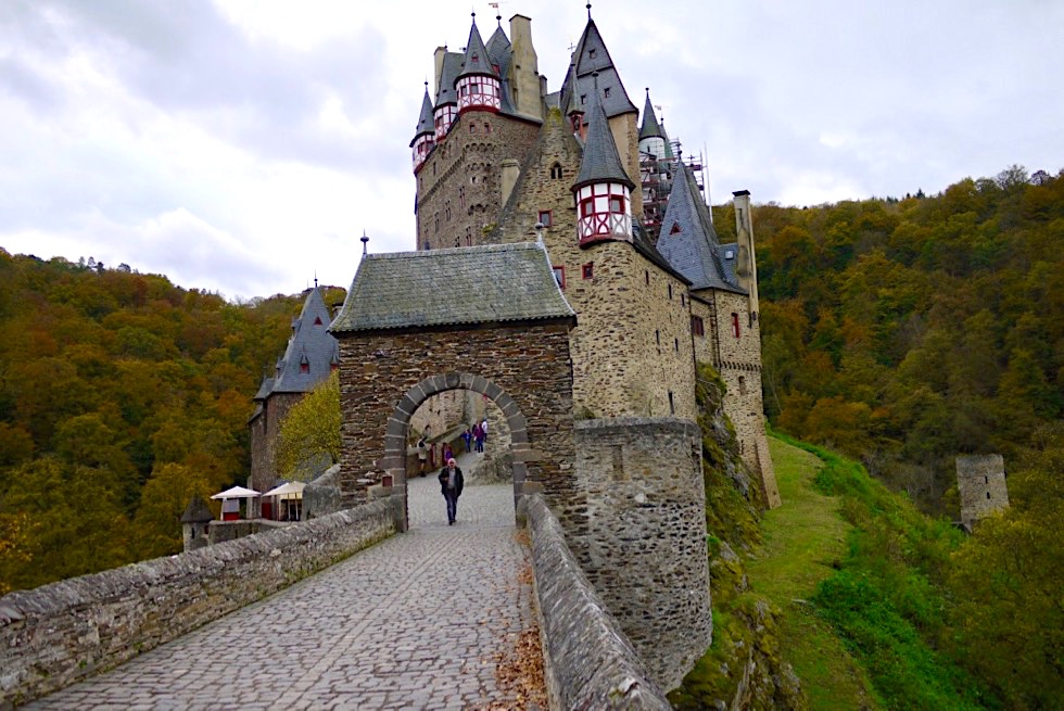 Burg Eltz - Eingang zur Märchenburg - Rheinland-Pfalz