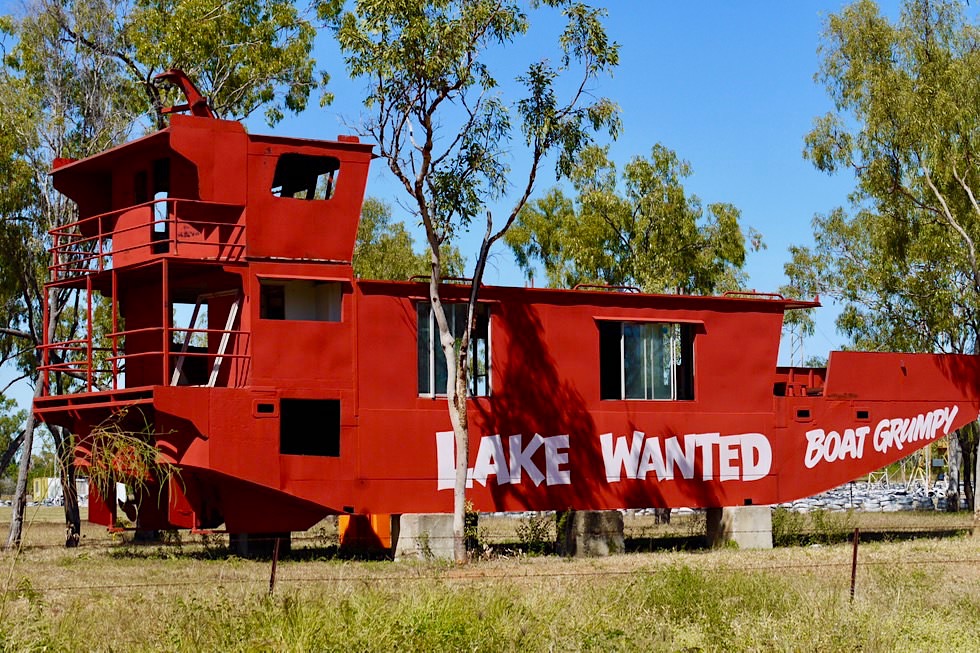 Sellheim bei Charters Towers - Zum Loslachen: Lake Wanted Boat Grumpy - Queensland