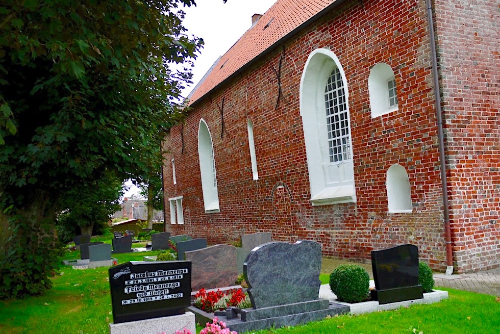 Uplewarder Kirche mit Friedhof - Krummhörn - Ostfriesland