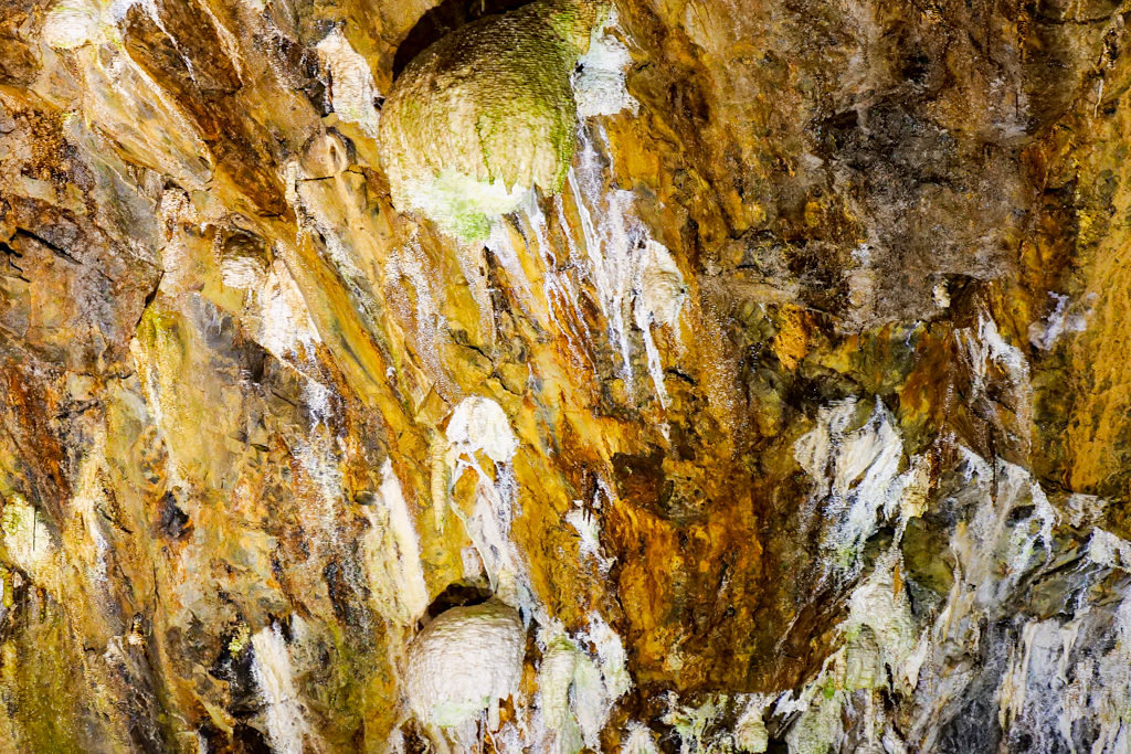 Algar do Carvao - Stalaktiten & Stalagmiten in der Tropfsteinhöhle - Terceira - Azoren