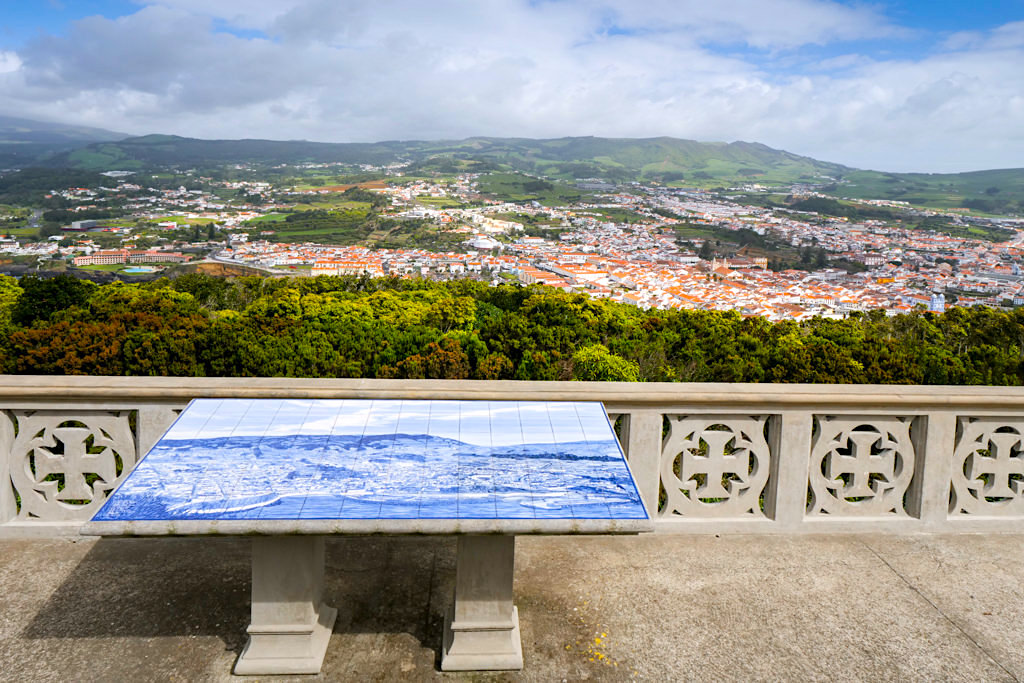 Überwältigend schöner Ausblick vom Monte Brasil auf Angra do Heroismo & das Hinterland von Terceira - Azoren
