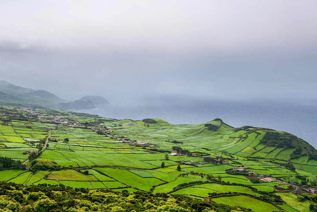 Miradouro do Pico da Velha - Faszinierender Ausblick über Rosais bis nach Velhas - Sao Jorge, Azoren