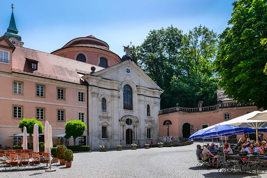 Kloster Weltenburg - Innenhof und Biergarten mit ältester Klosterbrauerei der Welt - Bayern