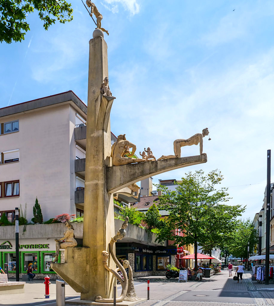 Paradiesbaum von Peter Lenk in der Fußgängerzone von Singen - Baden-Württemberg