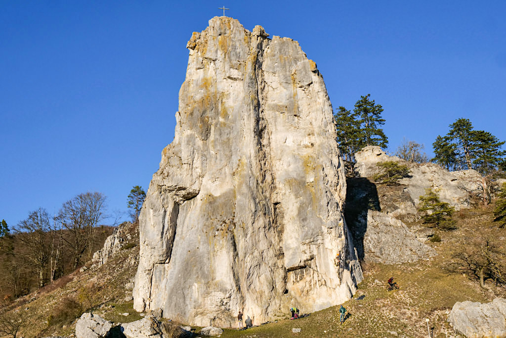 Burgsteinfelsen bei Dollnstein - Altmühltal Sehenswürdigkeiten : eine der schönsten, beeindruckendsten Geotope in Bayern 