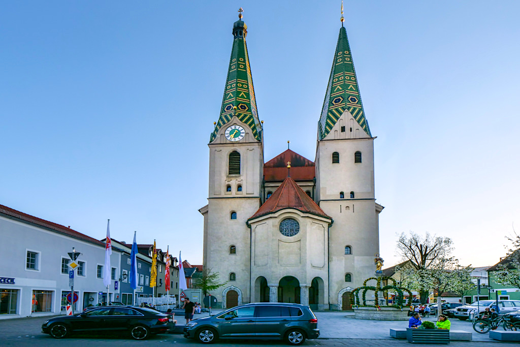 St. Walburga Stadtpfarrkirche im malerischen Beilngries - Altmühltal Ausflugsziele - Bayern