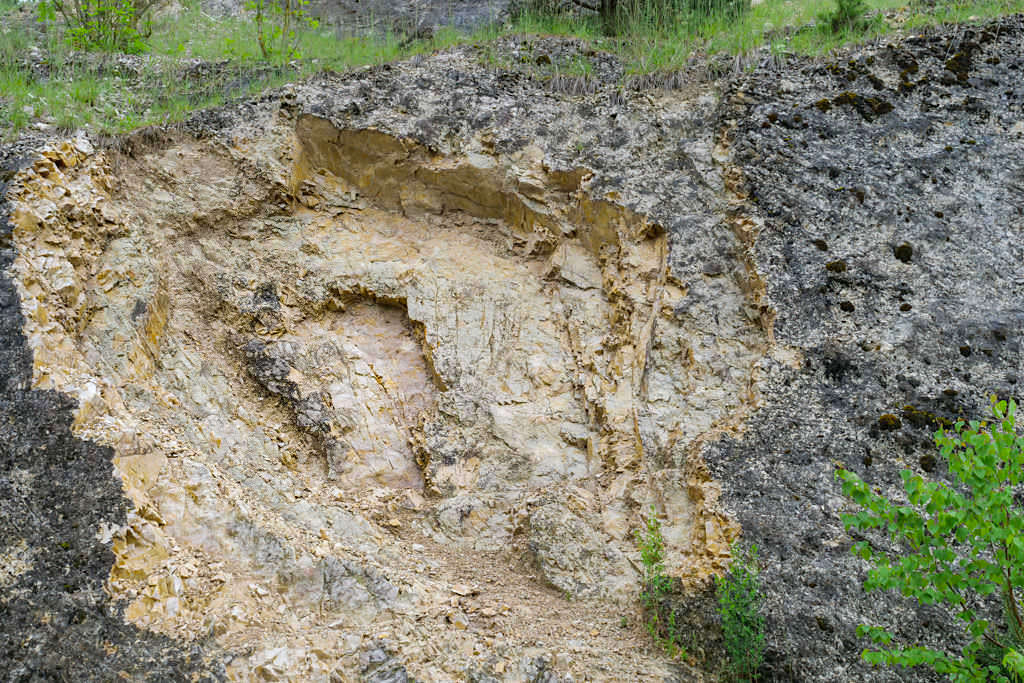 Faszinierendes Geotop Kalvarienberg - Beispiel der Megablockzone zwischen innerem und äußerem Kraterrand - Gosheim, Bayern