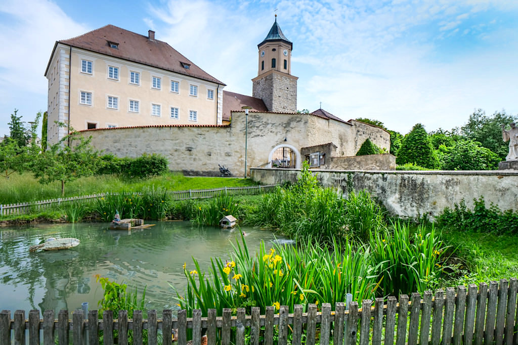 Blick auf Schloss Gosheim - Abstecher beim Besuch des Geotop Kalvarienberg Donau-Ries, Bayern